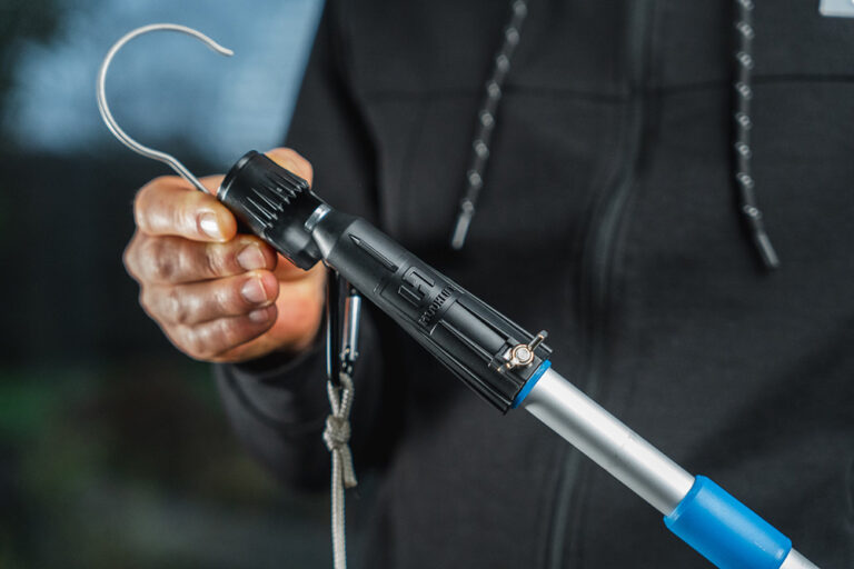 Setze das Führungsmodul auf eine Teleskopstange, einen Besenstiel oder ein Hilfsmittel deiner Wahl.