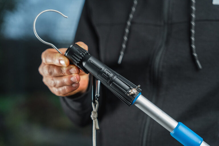 Setze das Führungsmodul auf eine Teleskopstange, einen Besenstiel oder ein Hilfsmittel deiner Wahl.