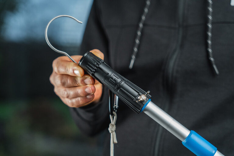 Setze das Führungsmodul auf eine Teleskopstange, einen Besenstiel oder ein Hilfsmittel deiner Wahl.