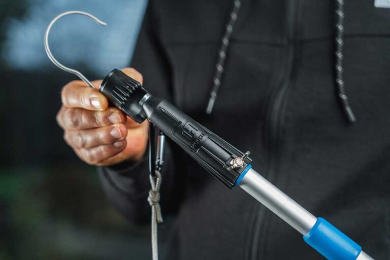 Verbinde das Hakenmodul mit dem Führungsmodul. Ein Klick signalisiert dir, dass die magnetische Verbindung hergestellt ist.