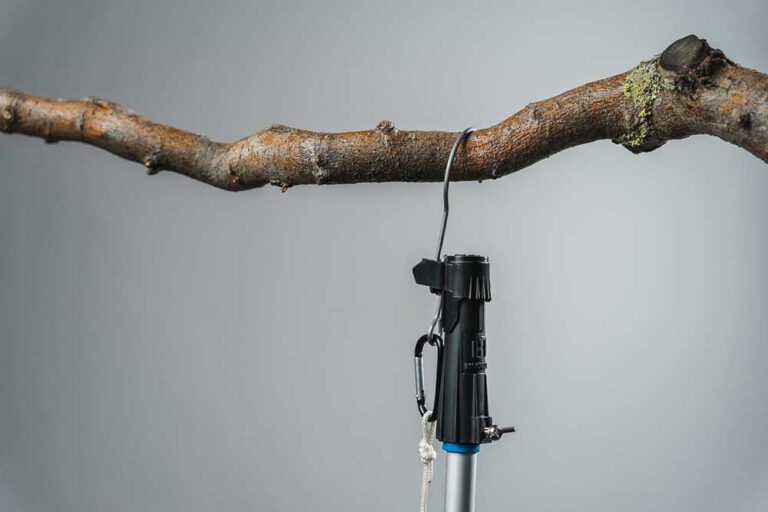 Abhaken: Hake den Gegenstand ab, indem du das Führungsmodul von unten einführst, die magnetische Verbindung herstellst (Klick) und alles sicher und schnell zurückbringst.