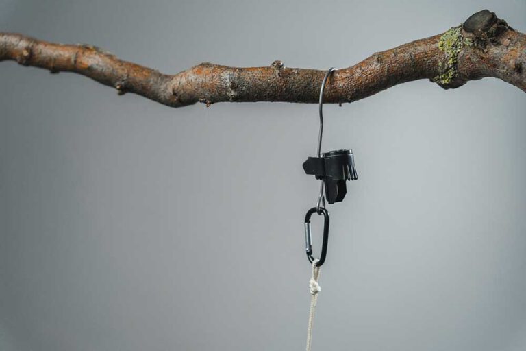 Abhaken: Hake den Gegenstand ab, indem du das Führungsmodul von unten einführst, die magnetische Verbindung herstellst (Klick) und alles sicher und schnell zurückbringst.