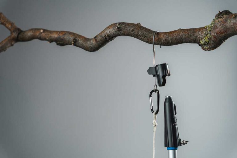 Abhaken: Hake den Gegenstand ab, indem du das Führungsmodul von unten einführst, die magnetische Verbindung herstellst (Klick) und alles sicher und schnell zurückbringst.