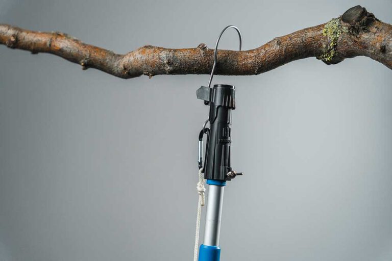 Aufhängen: Hänge den Gegenstand sicher an den Befestigungspunkt deiner Wahl (Ast, Regenrinne, Haken, metallische Fläche, …) und löse die Verbindung, indem du die Teleskopstange nach unten abziehst.