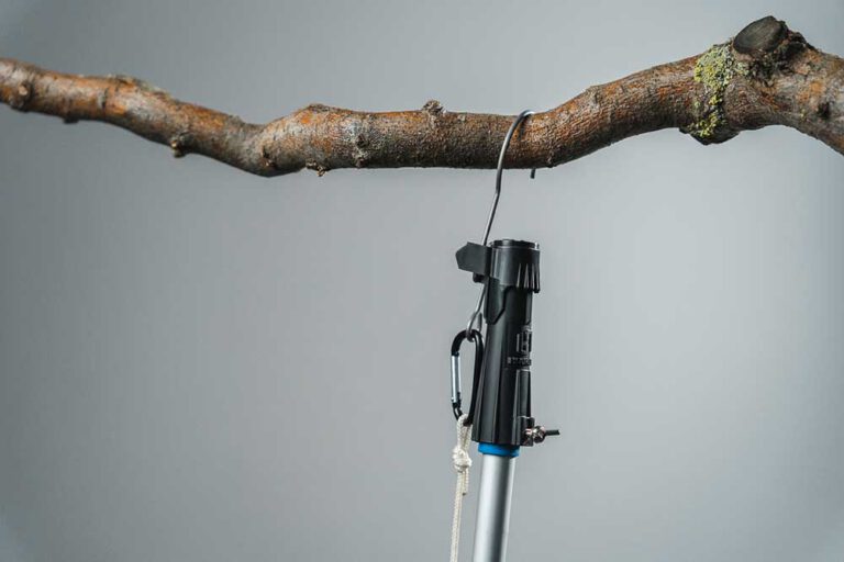 Aufhängen: Hänge den Gegenstand sicher an den Befestigungspunkt deiner Wahl (Ast, Regenrinne, Haken, metallische Fläche, …) und löse die Verbindung, indem du die Teleskopstange nach unten abziehst.