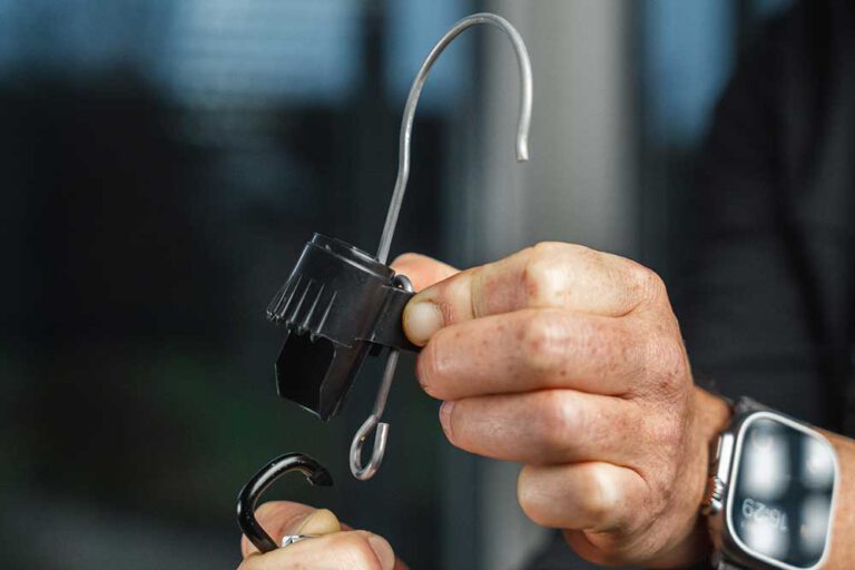 Befestigen: Befestige den Gegenstand (z. B. eine Lampe) an der Öse des Hakenmoduls.