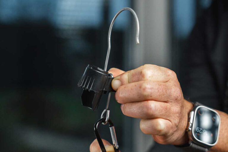 Befestigen: Befestige den Gegenstand (z. B. eine Lampe) an der Öse des Hakenmoduls.