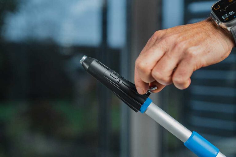 Fixieren: Fixiere das Führungsmodul mit der Flügelschraube, bis du einen starken Widerstand spürst.