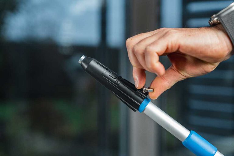 Fixieren: Fixiere das Führungsmodul mit der Flügelschraube, bis du einen starken Widerstand spürst.