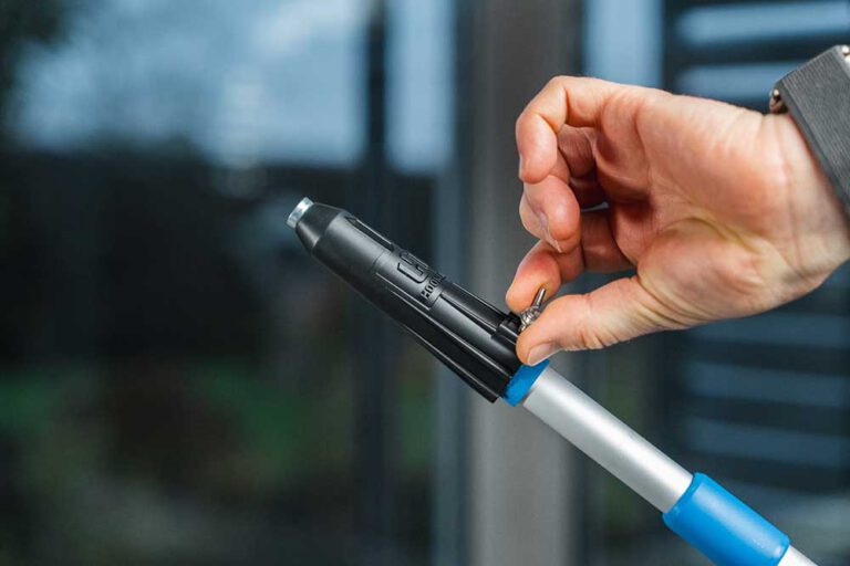 Fixieren: Fixiere das Führungsmodul mit der Flügelschraube, bis du einen starken Widerstand spürst.